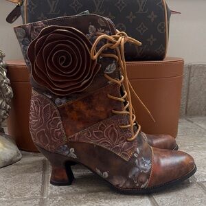 Artistic Floral Lace-Up Boots - Brown